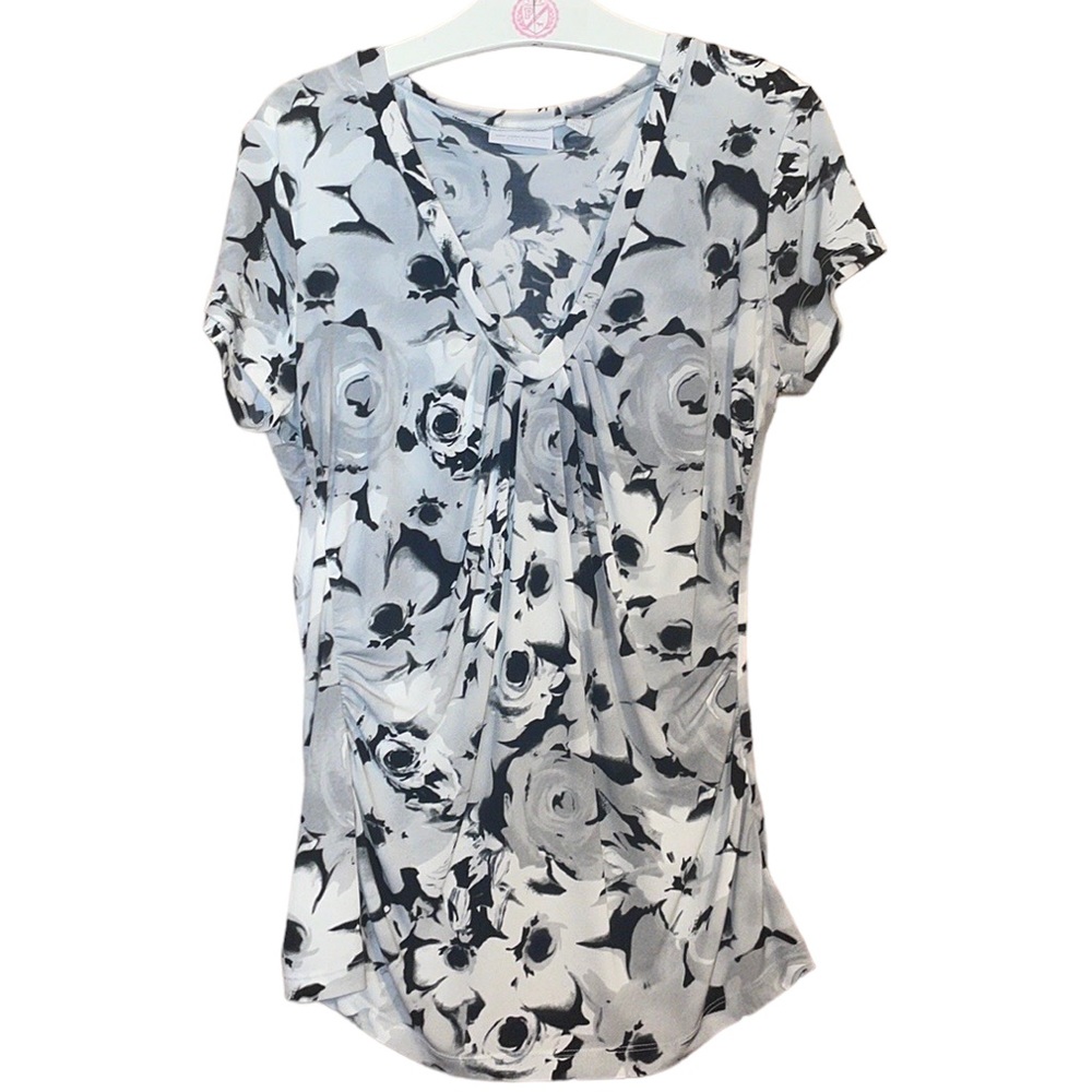 •NEW YORK&COMPANY•BLACK&WHITE ROSE FLORAL V-NECK SHORT SLEEVE BLOUSE SIZE LARGE